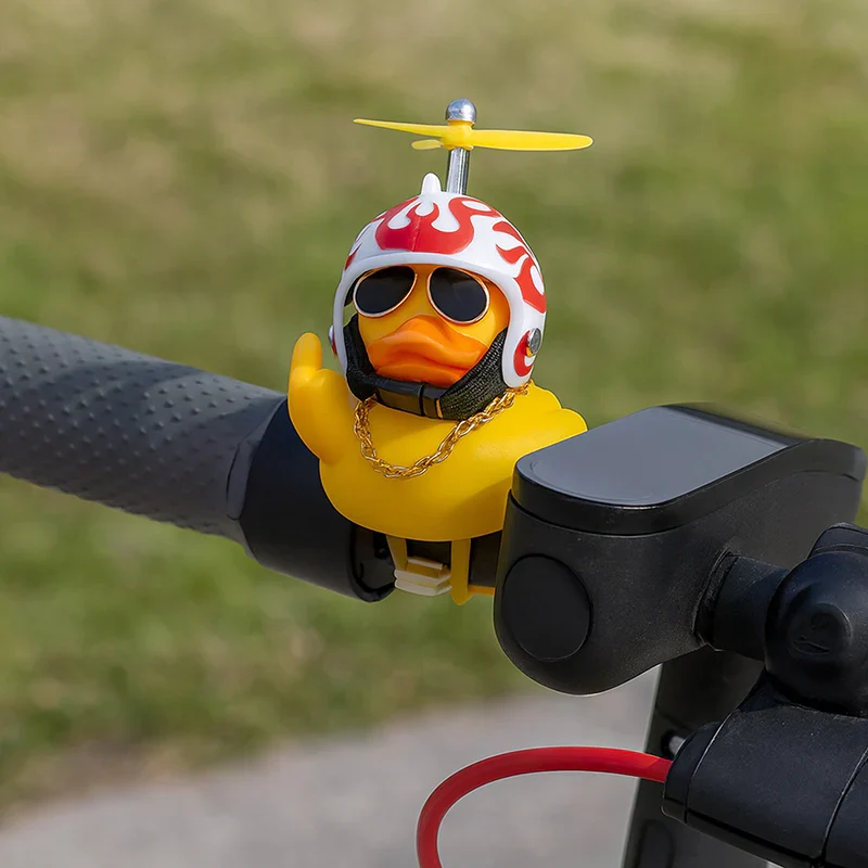 LED E-Scooter Ente mit Helm – Lustiges Gadget mit LED & Propeller