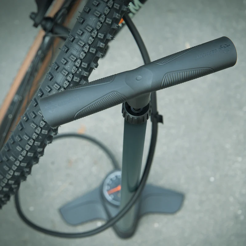 AIRLITE 10.0 Standpumpe mit MV EASY Ventilanschluss für Fahrräder